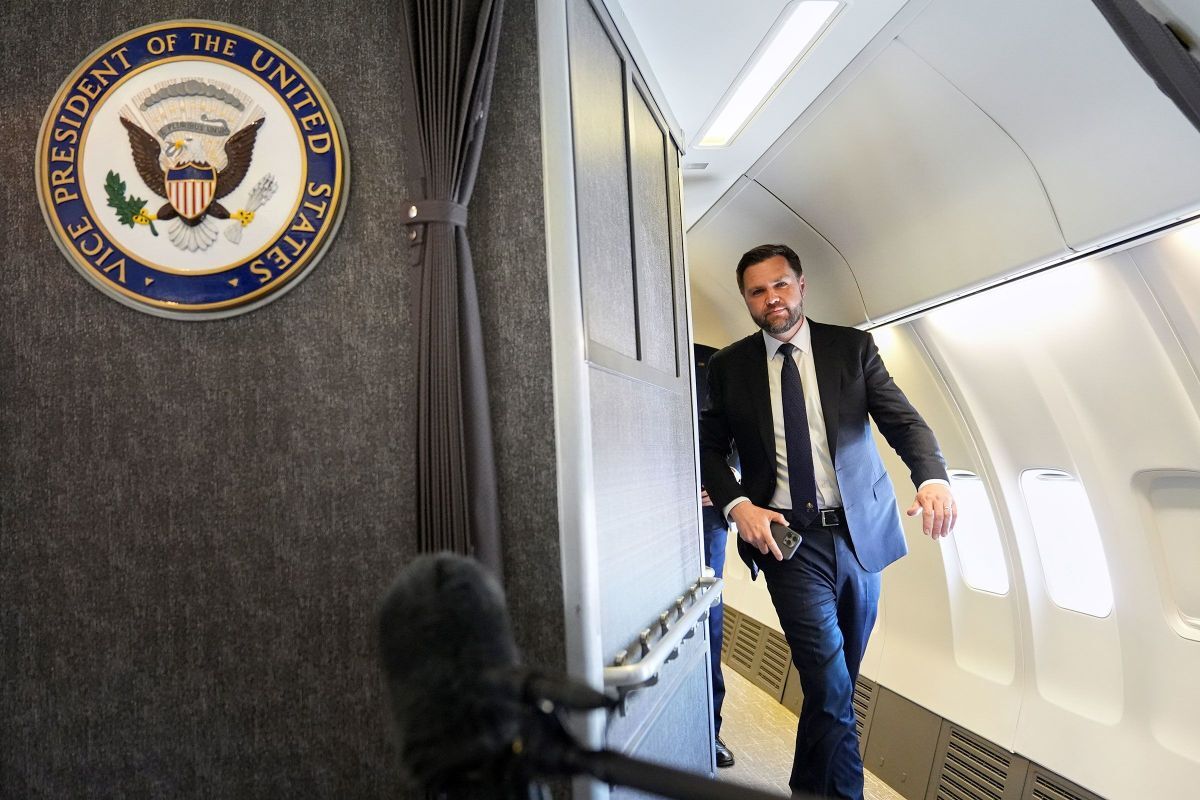 １９日、米副大統領専用機内の会見場に到着するバンス副大統領/Jacquelyn Martin/Pool/Getty Images via CNN Newsource
