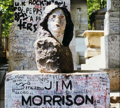 ジム・モリソンの盗まれた墓の胸像、３７年ぶりに発見　仏