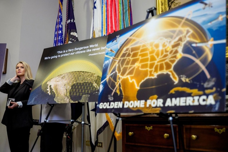 米ホワイトハウスのレビット報道官（左）。「米国のためのゴールデン・ドーム」が描かれたポスターが手前に見える/Andrew Harnik/Getty Images