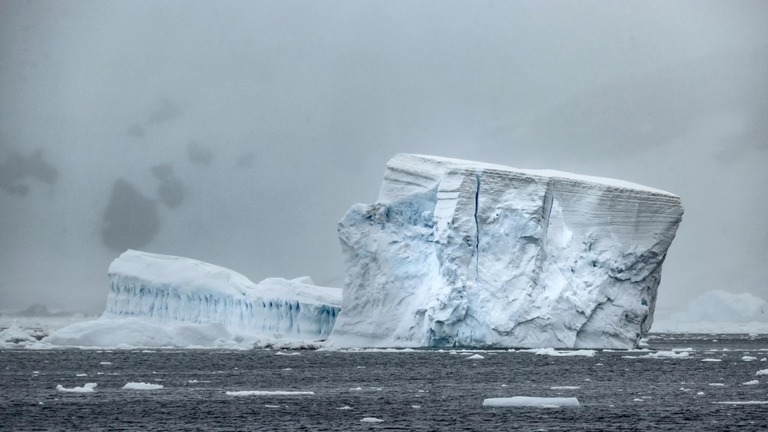 南極の氷河＝２０２２年２月７日/Sebnem Coskun/Anadolu Agency/Getty Images