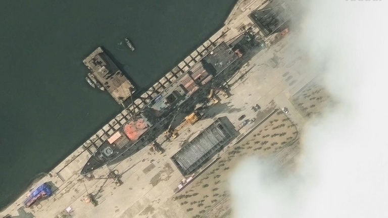 進水式を数日後に控えた北朝鮮の新造駆逐艦を捉えた１８日の衛星画像/Maxar Technologies
