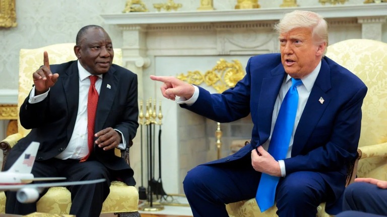 南アフリカのラマポーザ大統領とトランプ米大統領がホワイトハウスで会談した＝２１日/Chip Somodevilla/Getty Images