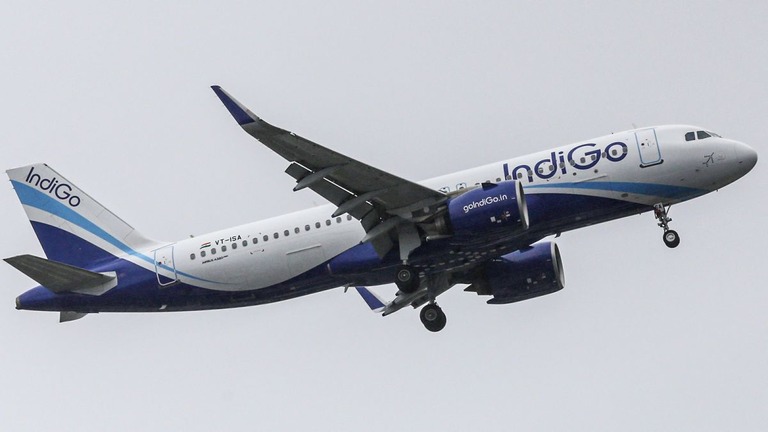 インディゴ航空の旅客機が雹の嵐に遭遇し、機体の激しい揺れや機首の損傷に見舞われた/Dhiraj Singh/Bloomberg/Getty Images