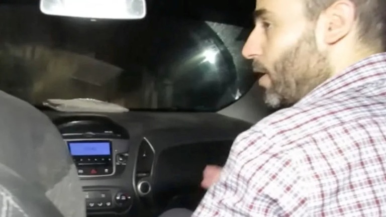 イスラエルとガザの境界付近のトンネルを車で通過するハマスの指導者ムハンマド・シンワル氏。画像はイスラエル軍が公開したもの＝２０２３年１２月１７日/Israel Defense Forces/Reuters
