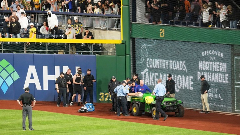 ４月３０日の大リーグの試合で、スタンドから転落したファンが車両で運び出される様子/Gene J. Puskar/AP