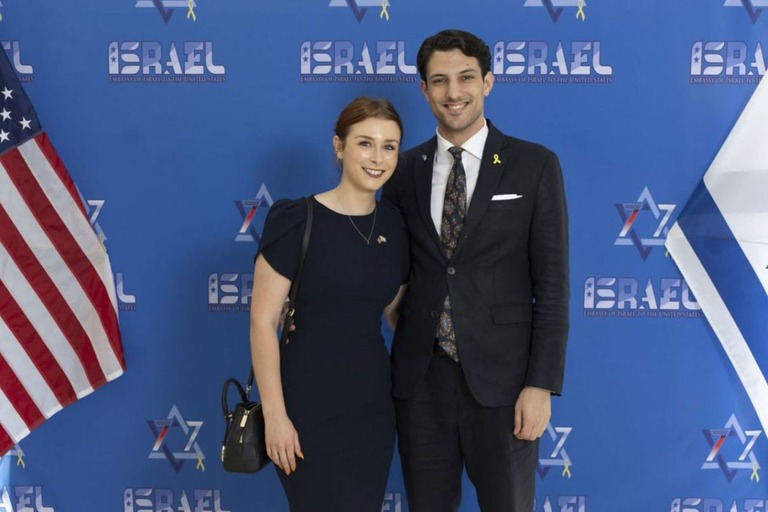在米イスラエル大使館が共有したヤロン・リシンスキー氏とサラ・ミルグリム氏の画像/Embassy of Israel to the USA