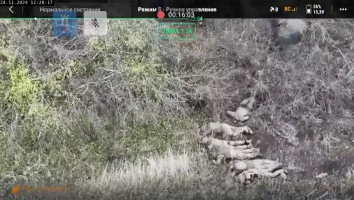 地面にうつぶせに横たわる6人の兵士
