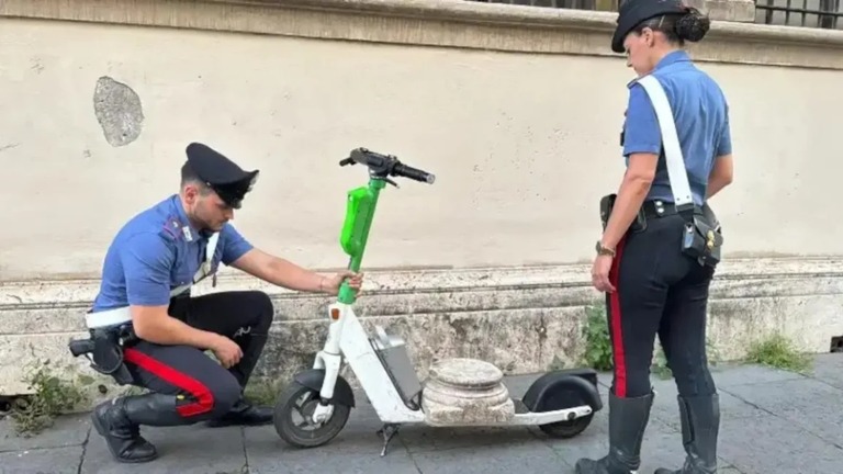 レンタルした電動キックボードで古代ローマの遺物を持ち去るドイツ人観光客が目撃された/Rome Capital Police