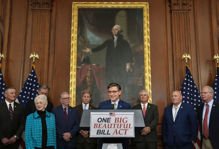 減税法案可決後に記者団に応じるジョンソン下院議長＝２２日/Kevin Dietsch/Getty Images