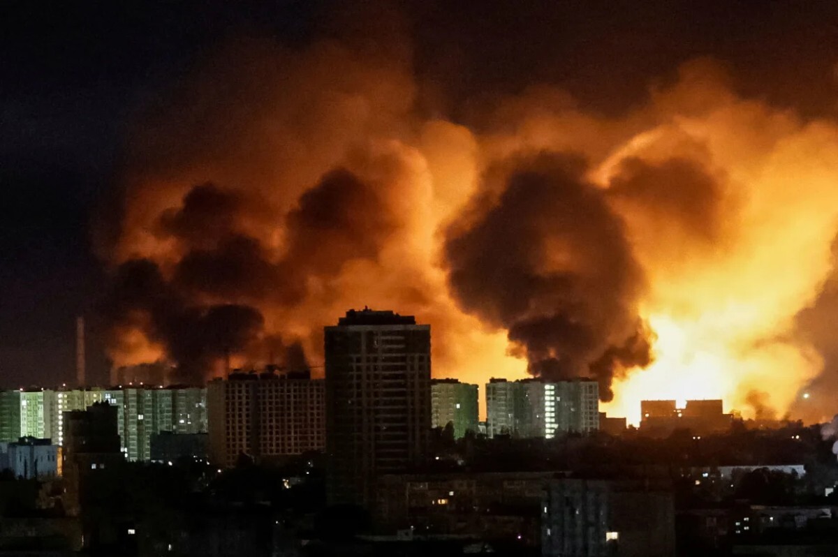 爆発でキーウの夜空が明るくなる様子/Gleb Garanich/Reuters