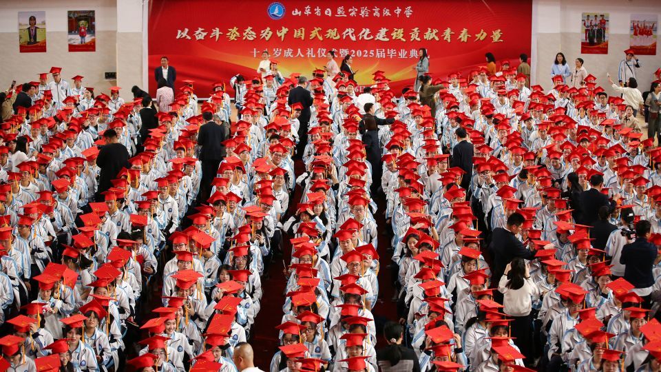 今月初めの卒業式に出席した中国山東省の学生たち/Zheng Peibo/VCG/Getty Images