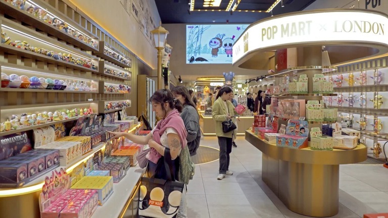ロンドンのポップマートの店舗で買い物をする顧客＝５月２１日