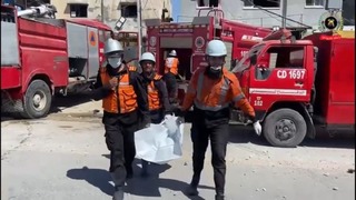 パレスチナ自治区ガザ地区で負傷者の搬送を行う救急隊