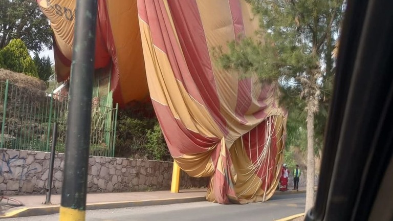 メキシコ市近郊にある遺跡付近で熱気球が墜落して負傷者が出た/Coordination of Civil Protection for the State of Mexico