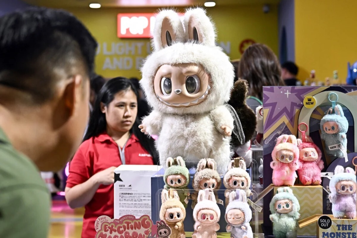 ショッピングモールにあるポップマートの店舗に展示されたラブブのおもちゃ=6日、タイ・バンコク/Lillian Suwanrumpha/AFP/Getty Images