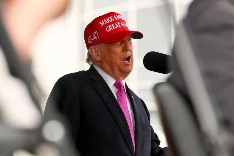 ウェストポイントの卒業生に向けて演説するトランプ氏＝２４日、ニューヨーク/Michael M. Santiago/Getty Images