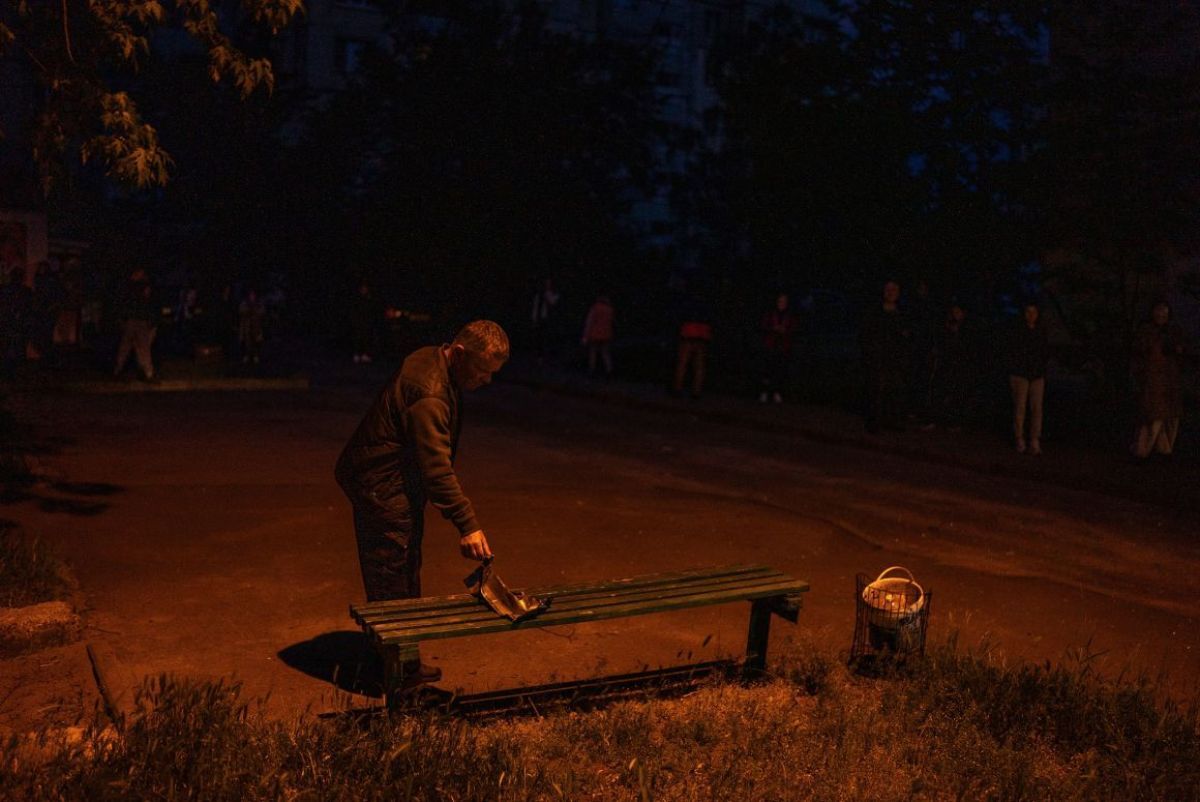 ロシアのドローンの破片を調べる住民/Alex Babenko/AP
