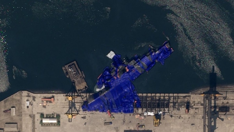 進水式で転覆したとみられる北朝鮮の新造駆逐艦の衛星画像＝２２日/Airbus