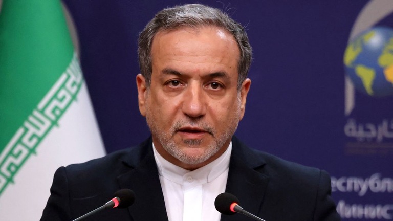 記者会見に臨むイランのアラグチ外相＝２０２４年１２月、イラク・バグダッド/Ahmad al-Rubaye/AFP/Getty Images