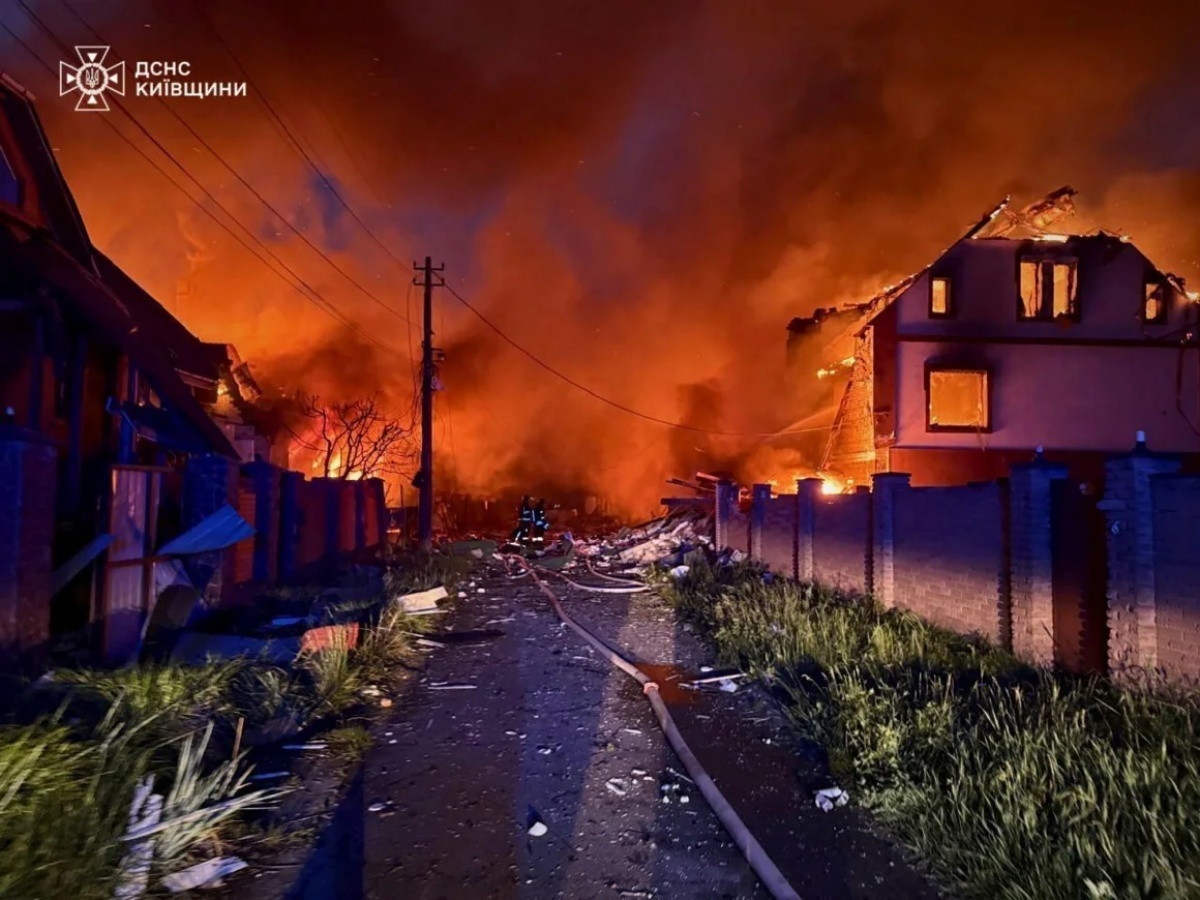 ２５日のロシアによる攻撃によって発生した火災に対応する消防士ら/Ukrainian Emergency Service/AP
