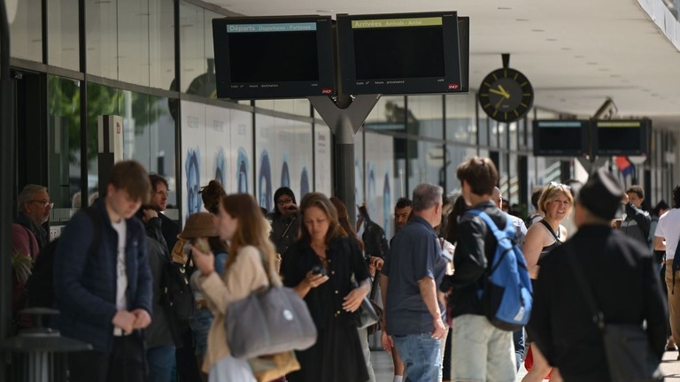 停電の発表を受けて、駅の外で待機する人たち＝２４日、フランス南部アルプ・マリティム県/Mohamad Salaheldin Abdelg Alsayed/Anadolu/Getty Images