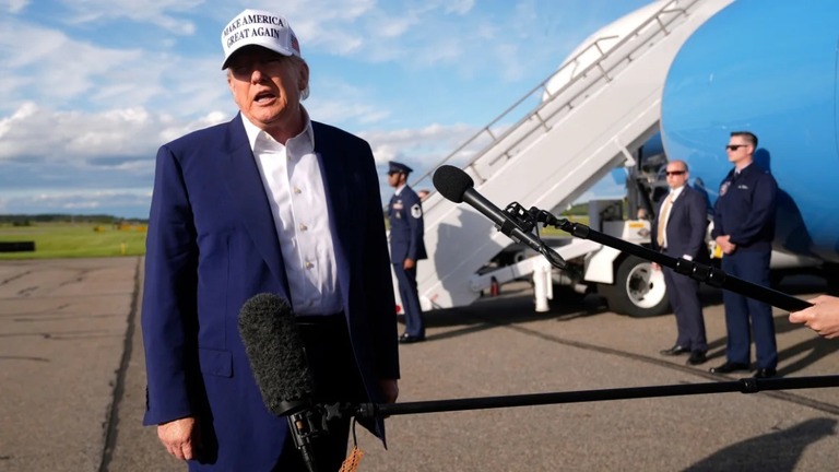 大統領専用機に乗り込む前に記者団に応じるトランプ米大統領＝２５日、ニュージャージー州モリスタウン/Manuel Balce Ceneta/AP