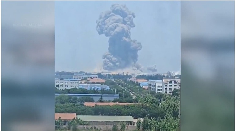 中国東部の化学工場で大規模な爆発が起こり、灰色の煙が立ち上った/Social Media