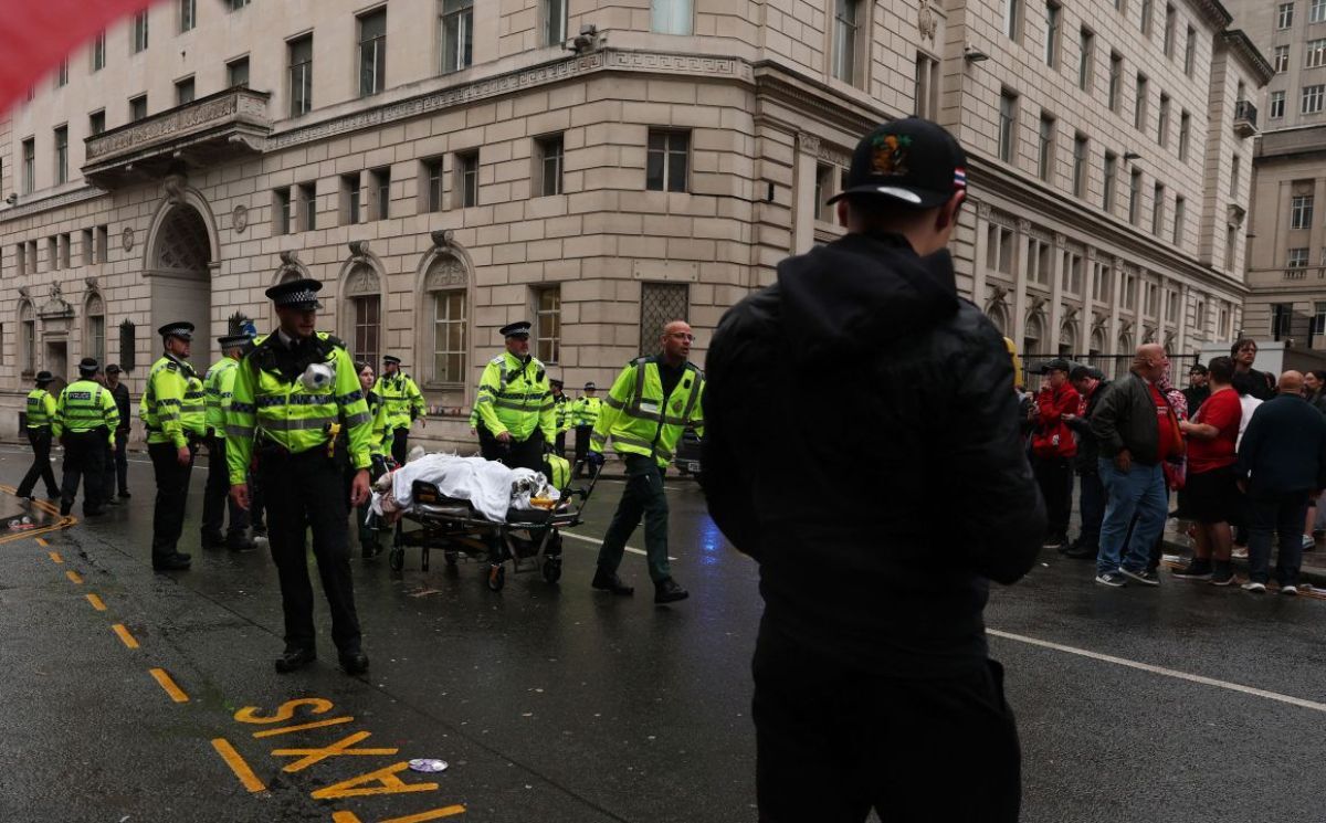 現場から搬送される負傷者/Lee Smith/Action Images/Reuters