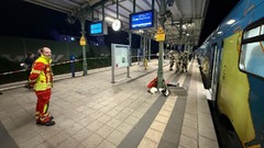 ＡｉｒＰｏｄｓ探して座席のひじ掛けに手挟まれる、消防隊が男性を救出　独