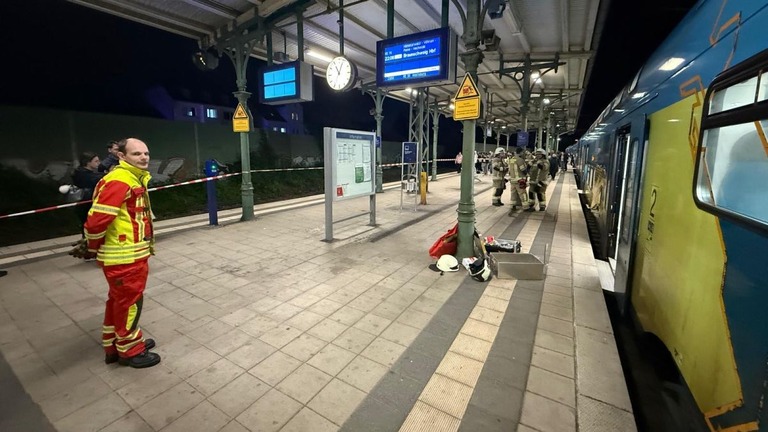 落としたＡｉｒＰｏｄを探していた男性が列車座席のひじ掛けに手が挟まり身動きが取れなくなる出来事があった/Volunteer Fire Department Lehrte
