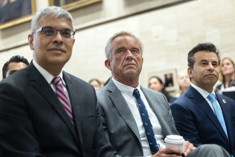 ケネディ米保健福祉省長官（中央）/Nathan Posner/Anadolu/Getty Images