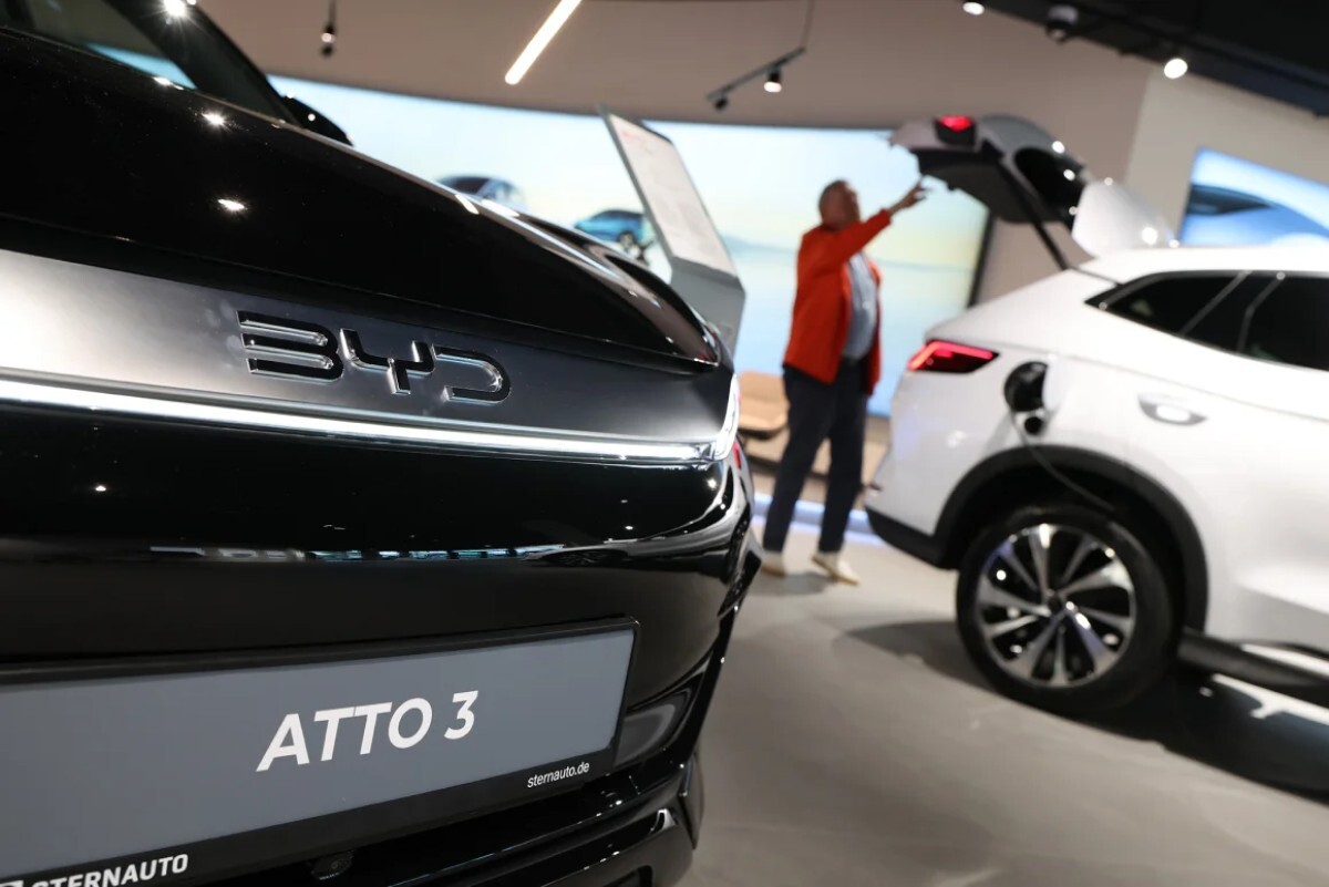 販売店で中国BYDの車をチェックする購入希望者=5月/Sean Gallup/Getty Images