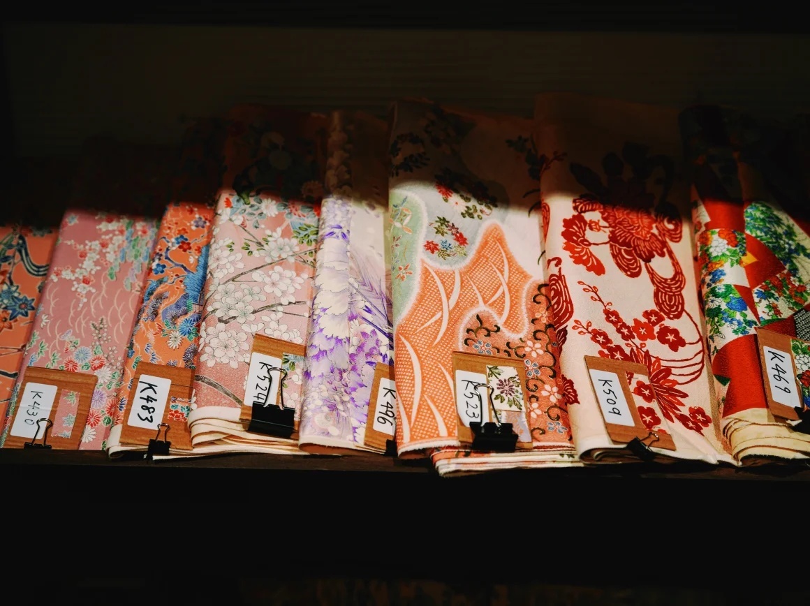捨てられた着物の状態は良くないため、部分的に再利用される/Tokyo Kimono Shoes