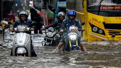 インド商都ムンバイを襲う大雨、新駅も洪水被害に　例年より早くモンスーンが到来