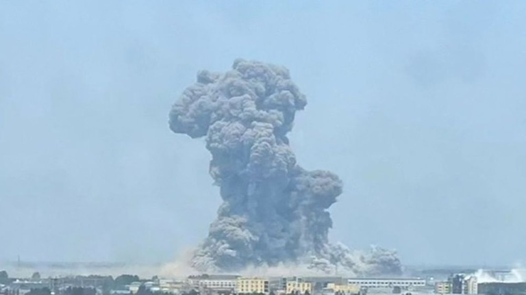 中国東部の化学工場で大規模な爆発が発生した/Social Media via CNN Newsource