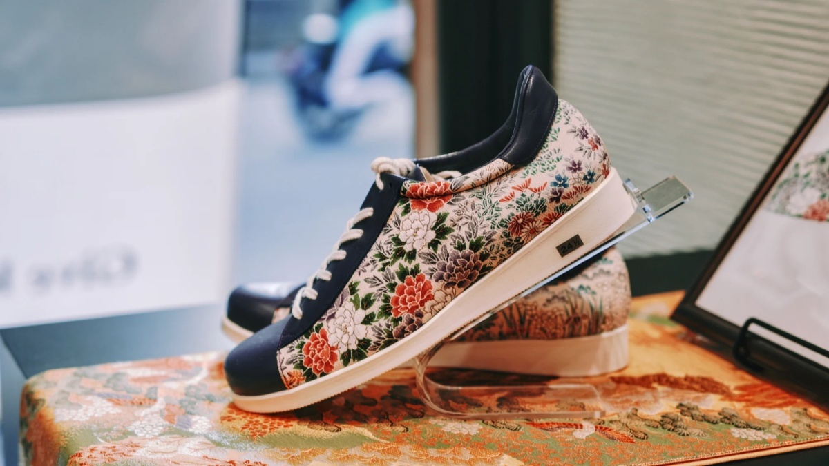 「ＴＯＫＹＯ　ＫＩＭＯＮＯ　ＳＨＯＥＳ」は着物生地をスニーカーなどにアップサイクルしている