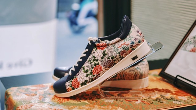 「ＴＯＫＹＯ　ＫＩＭＯＮＯ　ＳＨＯＥＳ」は着物生地をスニーカーなどにアップサイクルしている