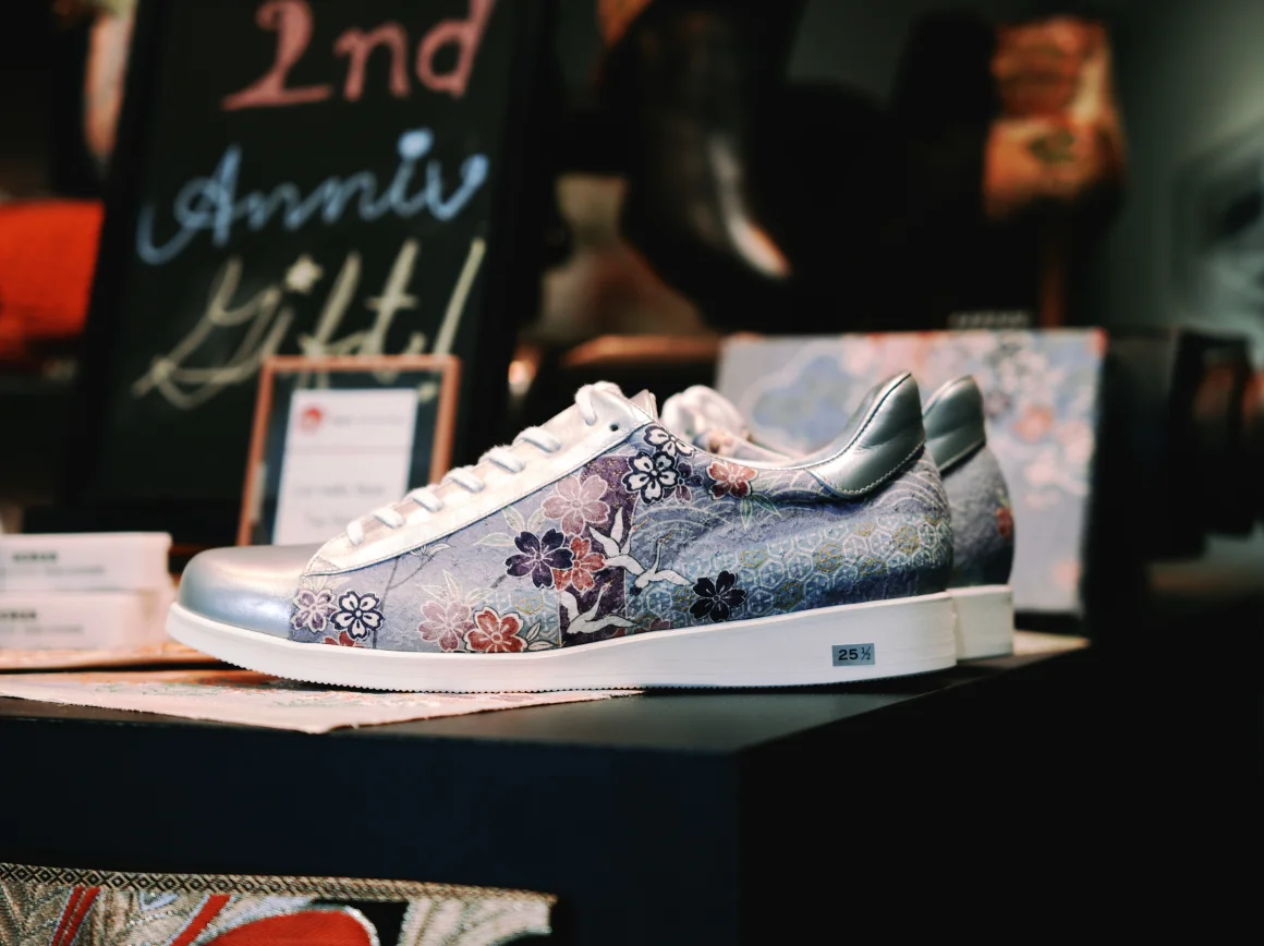中古の着物を利用しているため、スニーカーはすべてがオリジナルだ/Tokyo Kimono Shoes