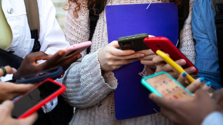 米テキサス州でグーグルとアップルに対してアプリストア利用者の年齢確認を義務付ける法案が２７日、グレッグ・アボット知事の署名で成立した/Daniel de la Hoz/Moment RF/Getty Images