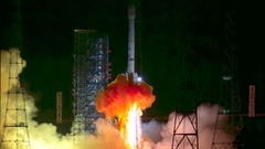 中国「天問２号」打ち上げ、特異な二つの天体の初探査目指す