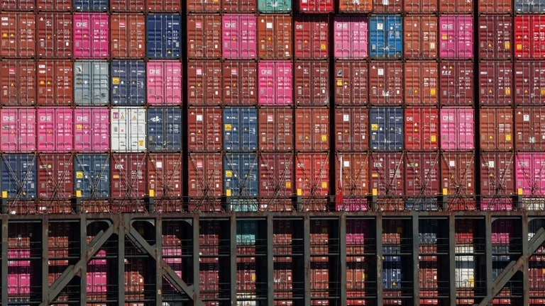 港湾の貨物船に積まれた輸送コンテナ＝米ニュージャージー州ジャージーシティー/Charly Triballeau/AFP/Getty Images
