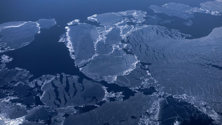 ノルウェー沿岸の北極海に浮かぶ海氷/Lisi Niesner/Reuters/File