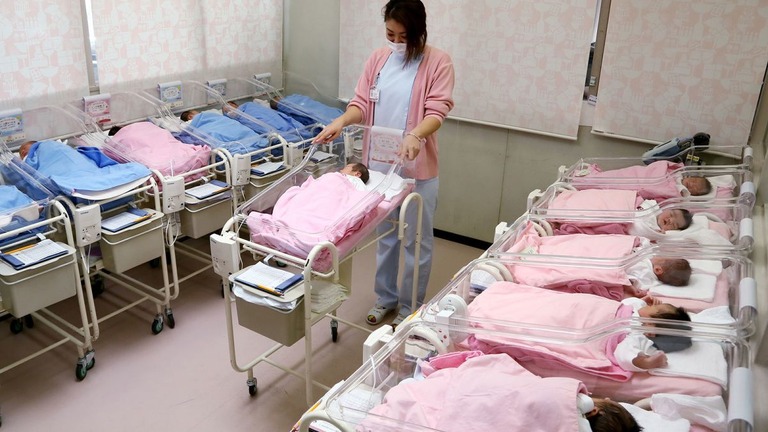 埼玉県三郷市の病院で赤ちゃんの面倒を見るスタッフ/Yamaguchi Haruyoshi/Corbis News/Getty Images/File