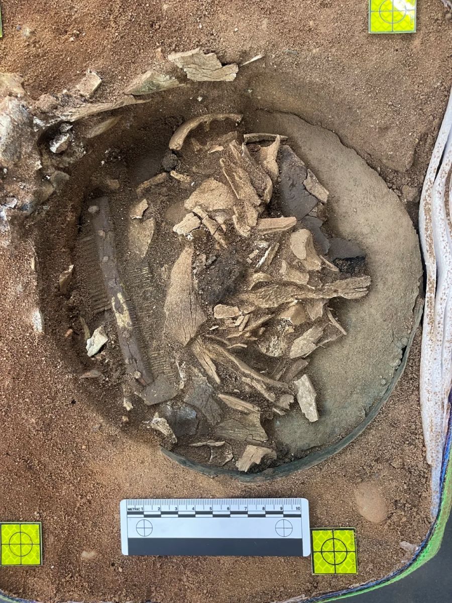 火葬にされた人骨と動物の骨が、容器の底の部分から見つかった/FAS Heritage