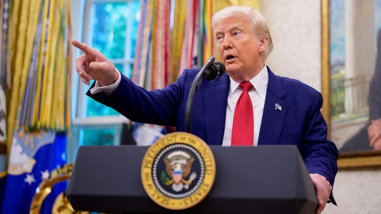 大統領執務室で質問に応じるトランプ米大統領＝２８日/Andrew Harnik/Getty Images