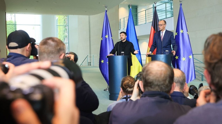 ベルリンで共同記者会見を行うメルツ独首相（右）とウクライナのゼレンスキー大統領/Krisztian Bocsi/Bloomberg via Getty Images
