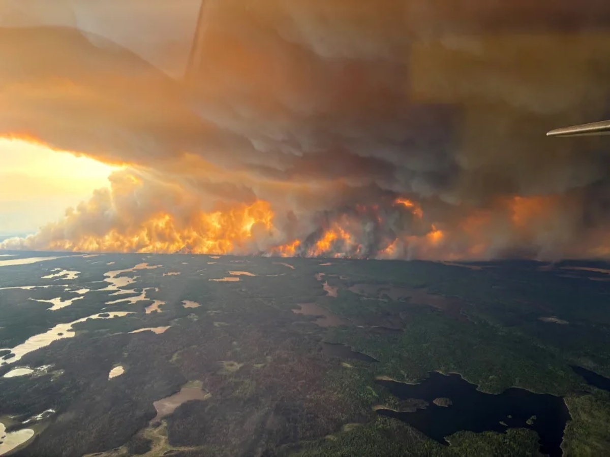 山火事「ＷＥ０２４」から上がる煙＝２７日、カナダ・マニトバ州/Manitoba Government/Handout/Reuters