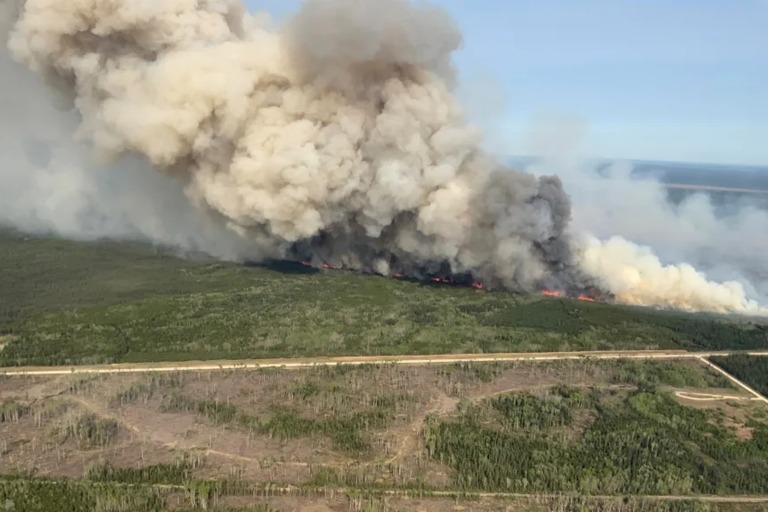 カナダ・マニトバ州で発生した山火事から上がる煙/Manitoba Government/Reuters