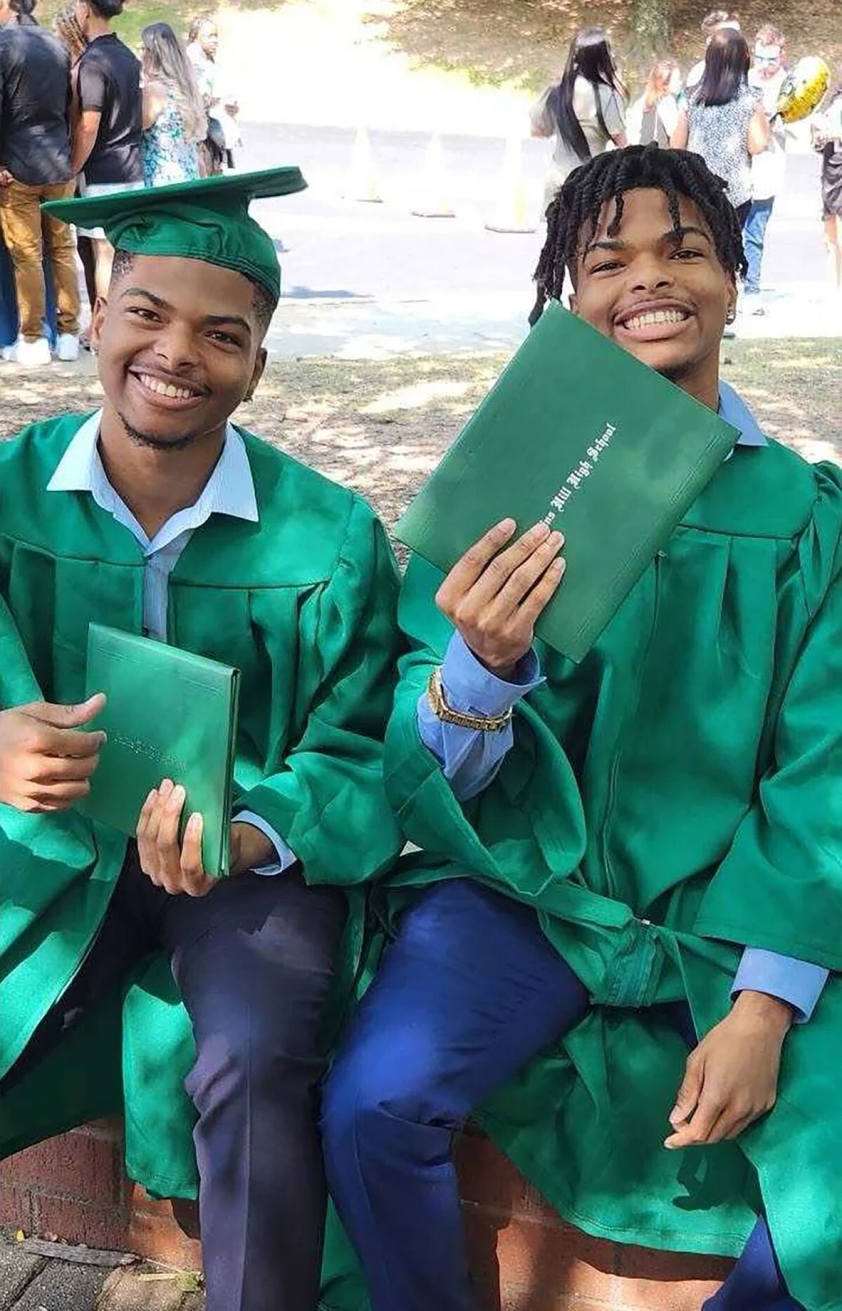 ナージルさん(左)とカーディルさん。一卵性双生児の2人は19歳だった/Courtesy Yasmine Brawner