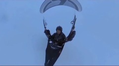 パラグライダー中に上昇気流で高度８５９８メートルまで舞い上がった男性、無事生還　中国